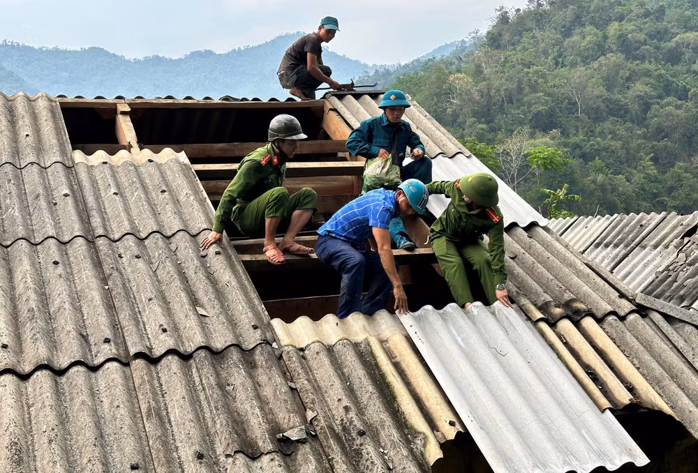 Sau hơn 2 ngày, các cán bộ, chiến sĩ Công an huyện Kỳ Sơn đã giúp người dân địa phương sửa chữa được hơn 50 ngôi nhà bị hư hỏng. Sau hơn 2 ngày, các cán bộ, chiến sĩ Công an huyện Kỳ Sơn đã giúp người dân địa phương sửa chữa được hơn 50 ngôi nhà bị hư hỏng.