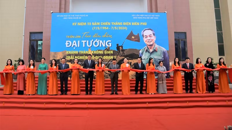 Các đại biểu cắt băng khánh thành không gian trải nghiệm số giai đoạn 1.