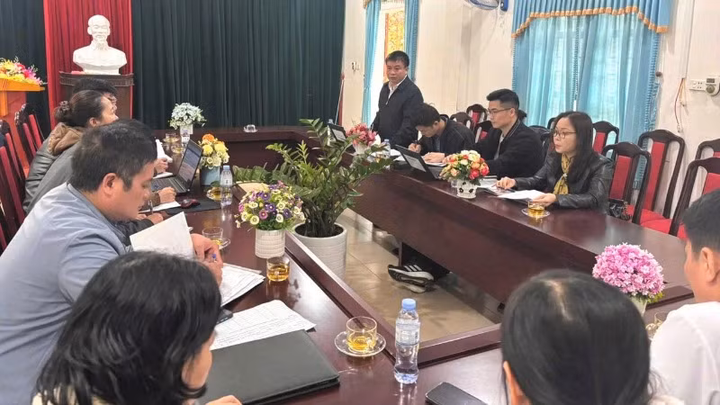 Tiến sĩ, bác sĩ Chu Trọng Trang, Giám đốc CDC tỉnh Nghệ An (người đang phát biểu) kiểm tra công tác phòng, chống dịch sởi tại Trung tâm Y tế huyện Quế Phong.
