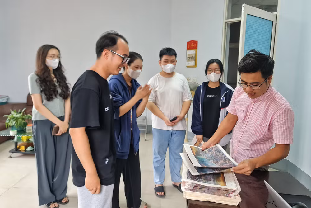 Nhiều học sinh, sinh viên đến Văn phòng Đại diện Báo Nhân Dân tại Nghệ An để nhận phụ san.
