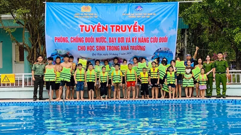 Tuyên truyền phòng, chống đuối nước tại các trường học trên địa bàn huyện miền núi Quỳ Hợp.