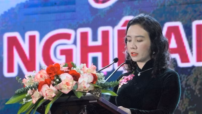 Bà Trần Thị Mỹ Hạnh, Giám đốc Sở Văn hóa và Thể thao tỉnh Nghệ An phát biểu khai mạc đêm hội. (Ảnh: BÁ HẬU) Bà Trần Thị Mỹ Hạnh, Giám đốc Sở Văn hóa và Thể thao tỉnh Nghệ An phát biểu khai mạc đêm hội. (Ảnh: BÁ HẬU)
