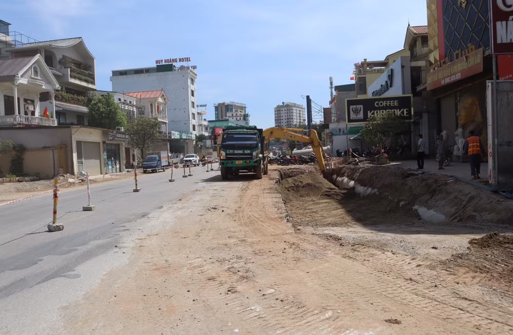 Huyện Diễn Châu còn vướng 0,775km (tính trái và phải tuyến). Trong ảnh: Thi công quốc lộ 7, đoạn giao với quốc lộ 1A. Huyện Diễn Châu còn vướng 0,775km (tính trái và phải tuyến). Trong ảnh: Thi công quốc lộ 7, đoạn giao với quốc lộ 1A.