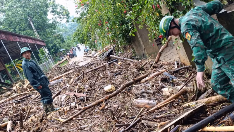 Tối 29/5, lũ quét bất ngờ tràn xuống bản Lam Hợp, xã Tri Lễ, huyện Quế Phong, mang theo đất đá, cây cối. (Ảnh: HIẾU AN)
