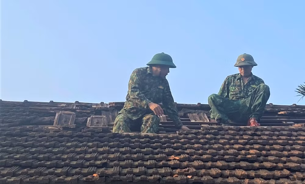 Cán bộ, chiến sĩ Đồn Biên phòng Phúc Sơn giúp người dân lợp lại mái nhà bị hư hỏng. Cán bộ, chiến sĩ Đồn Biên phòng Phúc Sơn giúp người dân lợp lại mái nhà bị hư hỏng.