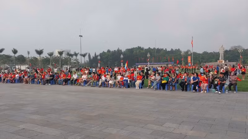 Dù không được xem trực tiếp nhưng bà con rất hào hứng khi được nhìn thấy những hình ảnh oai hùng, ấn tượng tại Lễ kỷ niệm, diễu binh, diễu hành.