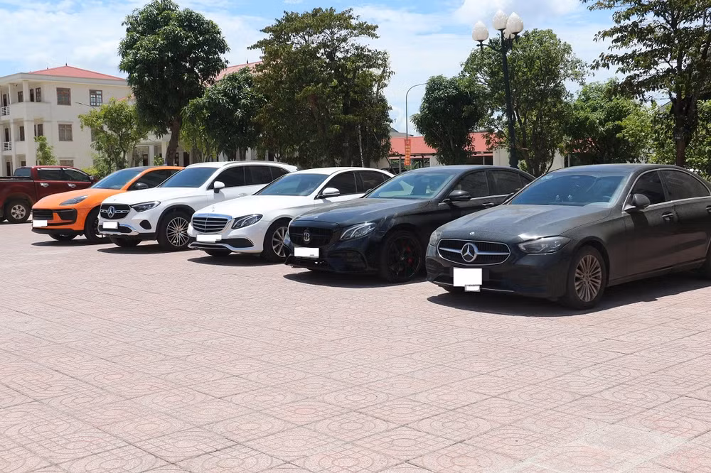Nhiều xe ô-tô cơ quan công an thu giữ.