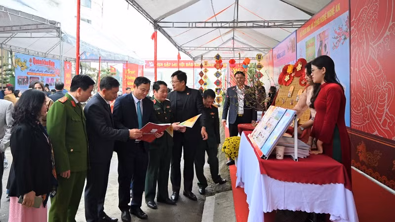 Các đại biểu, khách mời tham quan gian trưng bày của Báo Nghệ An.