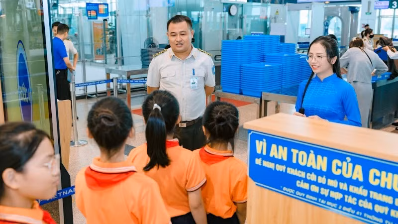 Cảng hàng không Quốc tế Vinh tổ chức tuyên truyền văn hóa an ninh, an toàn hàng không cho các em học sinh. Cảng hàng không Quốc tế Vinh tổ chức tuyên truyền văn hóa an ninh, an toàn hàng không cho các em học sinh.