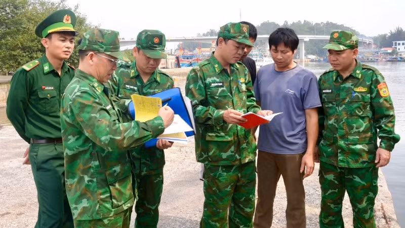 Lực lượng Biên phòng kiểm tra các loại giấy tờ của phương tiện chuẩn bị ra khơi tại cửa Lạch Quèn, huyện Quỳnh Lưu. Lực lượng Biên phòng kiểm tra các loại giấy tờ của phương tiện chuẩn bị ra khơi tại cửa Lạch Quèn, huyện Quỳnh Lưu.