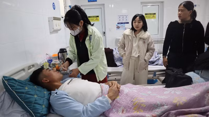 Anh Trần Văn Hữu bị viêm phổi, sức khỏe yếu đang được chăm sóc ở bệnh viện.