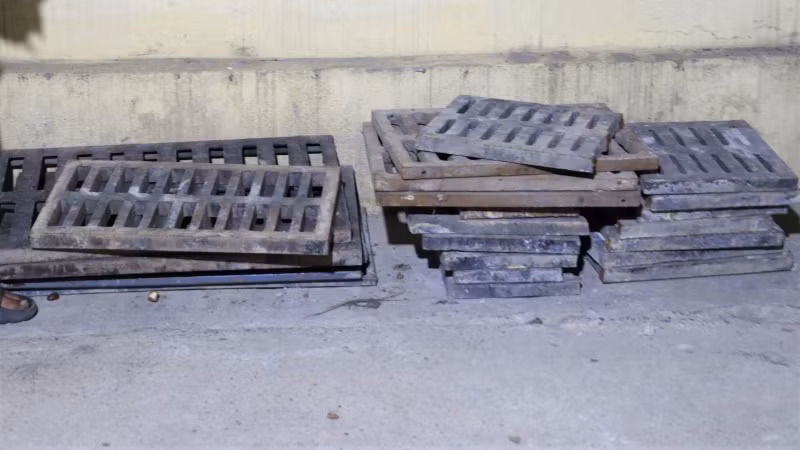 Các tấm song chắn rác bị các đối tượng lấy trộm. (Ảnh: Công an tỉnh Nghệ An)