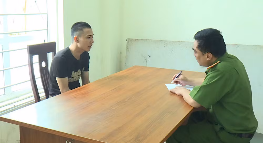 Đối tượng L.V.H tại cơ quan Công an. (Ảnh: Công an Nghệ An cung cấp)