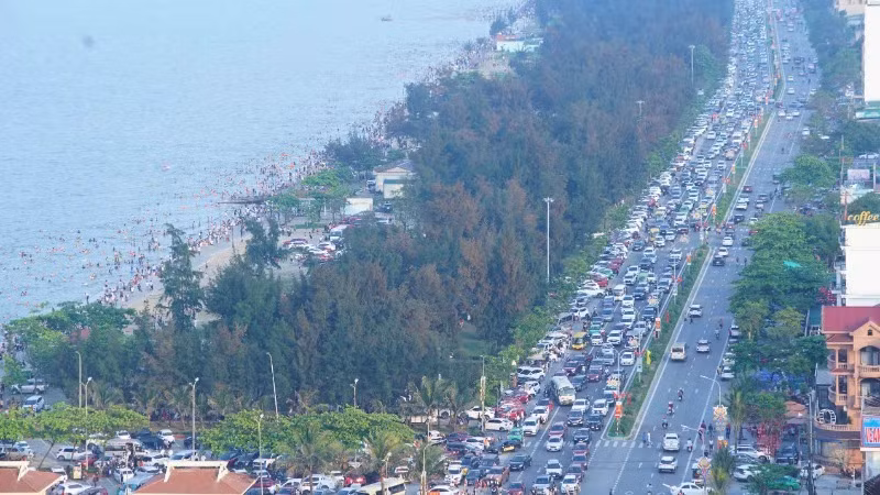 Tuyến đường Bình Minh chật kín phương tiện trong dịp nghỉ lễ.