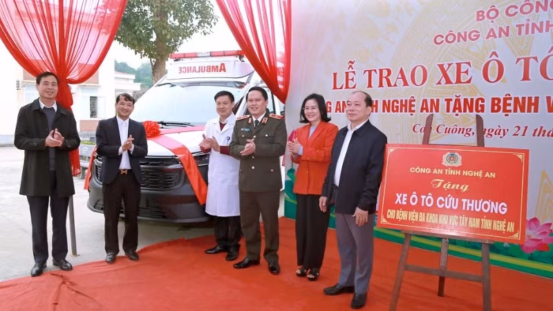 Thiếu tướng Bùi Quang Thanh, Giám đốc Công an tỉnh Nghệ An trao xe cứu thương tặng Bệnh viện Đa khoa khu vực tây nam.