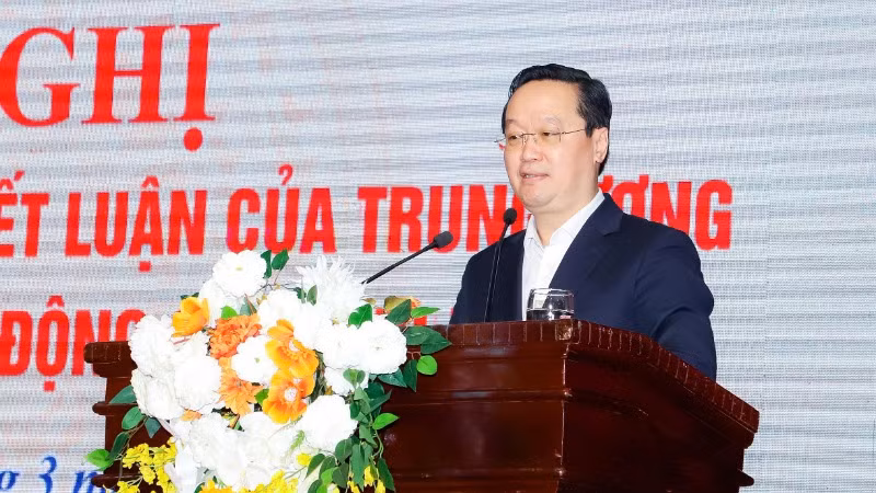 Bí thư Tỉnh ủy Nghệ An Nguyễn Đức Trung đề nghị các cấp ủy, tổ chức đảng có kế hoạch triển khai, tăng cường tuyên truyền, làm tốt công tác tư tưởng, vận động cán bộ, đảng viên để trên dưới chung sức, đồng lòng thực hiện các nội dung trong các nghị quyết, kết luận của Trung ương và chương trình hành động của tỉnh, vì sự phát triển của đất nước, của tỉnh.