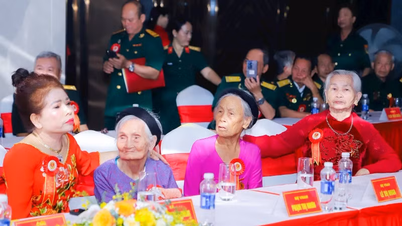 Các Mẹ Việt Nam Anh hùng tham dự buổi gặp mặt. Các Mẹ Việt Nam Anh hùng tham dự buổi gặp mặt.