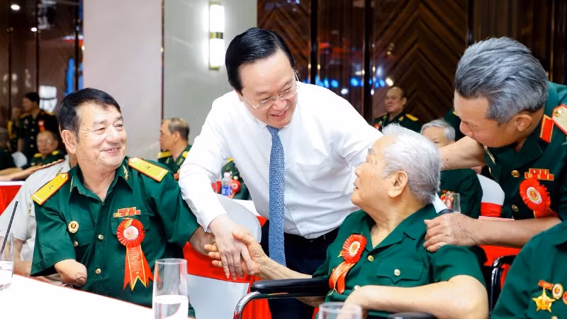 Đồng chí Nguyễn Đức Trung, Bí thư Tỉnh ủy Nghệ An hỏi thăm sức khoẻ, động viên các cựu chiến binh, thương binh, bệnh binh. (Ảnh: PHẠM BẰNG).