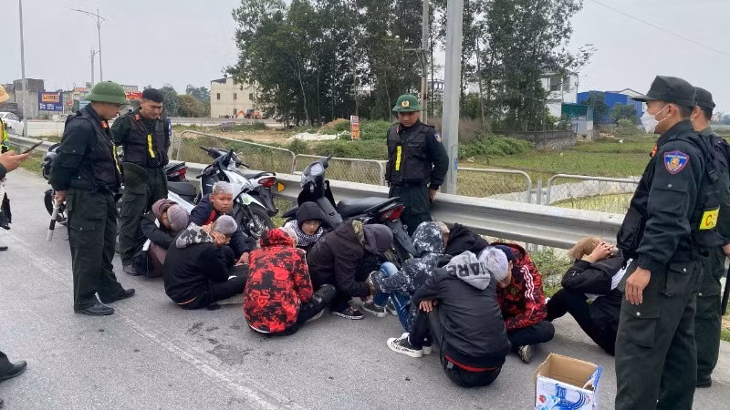 Nhóm thanh niên không đội mũ bảo hiểm, tháo biển kiểm soát, điều khiển xe máy với tốc độ cao trên tuyến cao tốc Nghi Sơn (Thanh Hóa)-Diễn Châu (Nghệ An) vào chiều 29/1/2025 bị bắt giữ.