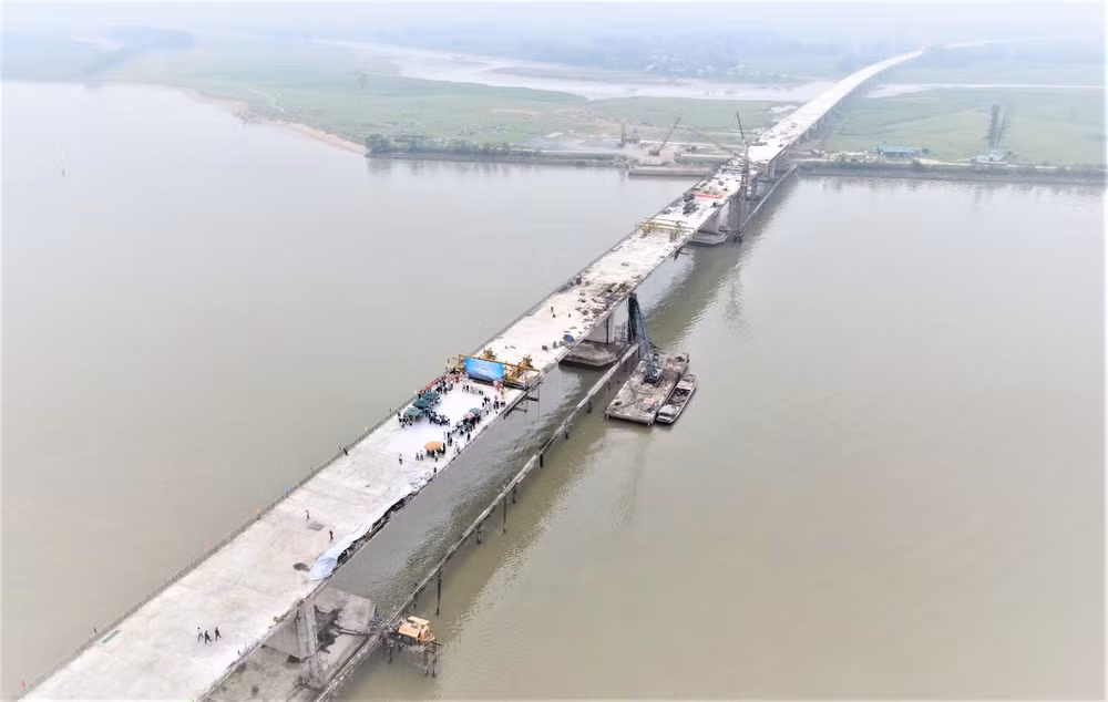 Cầu Hưng Đức bắc qua sông Lam và sông La Giang, nối 2 huyện Hưng Nguyên (Nghệ An) và Đức Thọ (Hà Tĩnh), là cầu đường bộ vượt sông dài nhất tuyến cao tốc bắc-nam.
