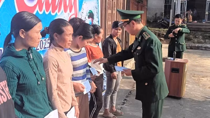Đồn Biên phòng Châu Khê phối hợp Trường THPT Đô Lương 1 và xã Châu Khê (huyện Con Cuông) tổ chức Chương trình “Xuân Biên cương”. Có 60 suất quà được trao tặng cho hộ nghèo ở bản Khe Bu, mỗi suất trị giá 500 nghìn đồng. Đồn Biên phòng Châu Khê cũng trao tặng nhiều suất quà cho các em học sinh trên địa bàn...
