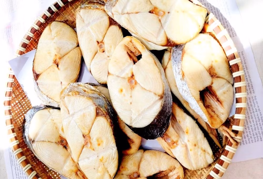 Không chỉ mua trực tiếp, khách hàng chỉ cần đặt hàng qua điện thoại, facebook, zalo là các cửa hàng gửi cá đến tận nơi, chỉ trong vòng 1-2 ngày.
