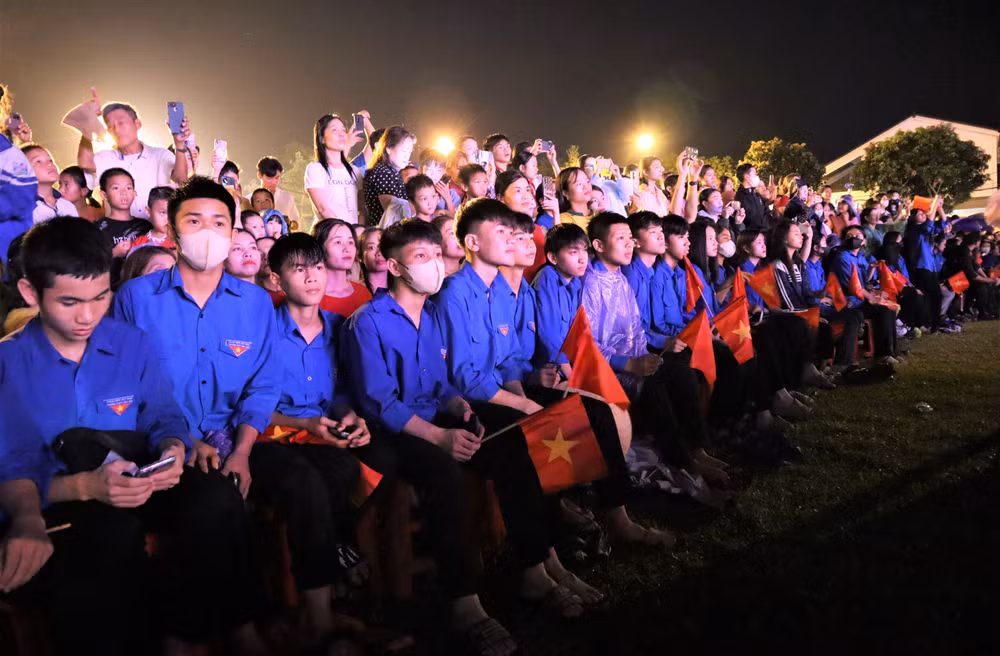 Đông đảo người dân Nghệ An và du khách đến tham dự lễ khai mạc.