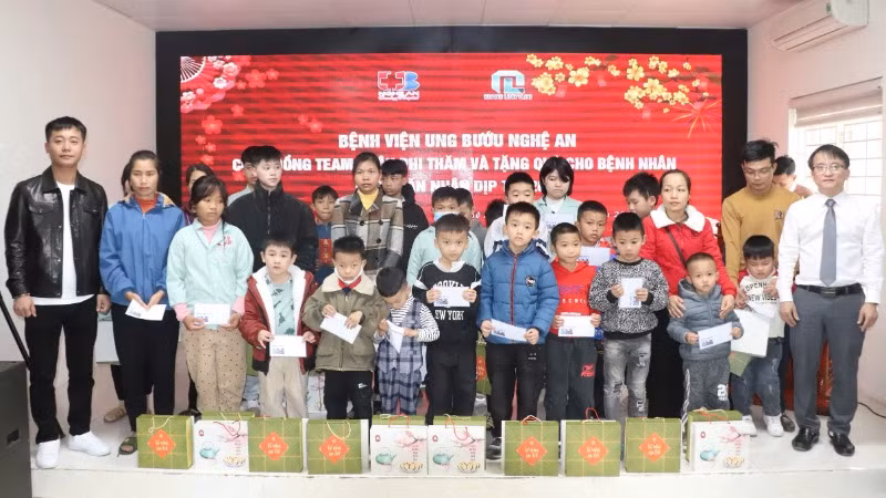 Lãnh đạo Bệnh viện Ung bướu Nghệ An và các nhà hảo tâm trao tặng quà Tết cho các bệnh nhân.