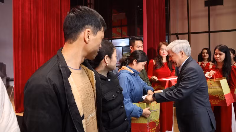 Đồng chí Đỗ Văn Chiến trao tặng quà Tết và hỏi thăm, động viên công nhân, người lao động.