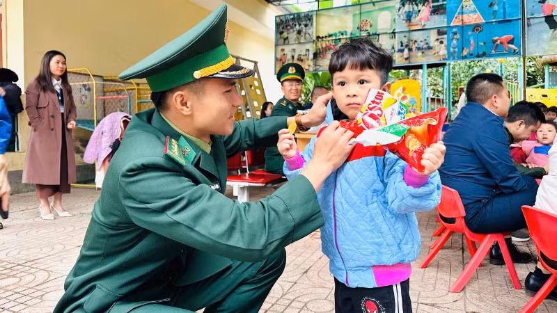 Những chiếc áo ấm là món quà ý nghĩa được dành tặng cho các em học sinh miền núi Nghệ An, nơi có điều kiện kinh tế-xã hội còn nhiều khó khăn.