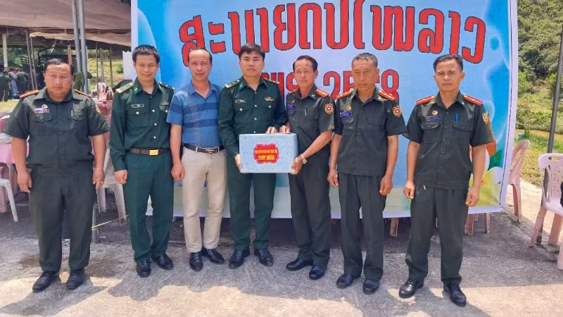 Đồn Biên phòng Cửa khẩu Quốc tế Nậm Cắn (Bộ đội Biên phòng tỉnh Nghệ An) chúc Tết Bunpimay Đại đội Biên phòng 221, Bộ Chỉ huy Quân sự tỉnh Xiêng Khoảng.