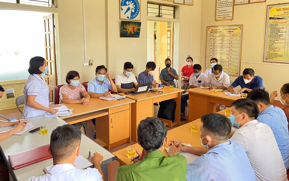 Ngành y tế huyện Kỳ Sơn họp triển khai các giải pháp phòng, chống dịch bạch hầu.