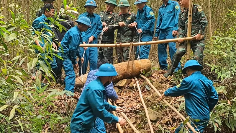 Lực lượng quân sự, dân quân di chuyển quả bom đến khu vực nổ tiêu hủy. Ảnh: TRỌNG KIÊN Lực lượng quân sự, dân quân di chuyển quả bom đến khu vực nổ tiêu hủy. Ảnh: TRỌNG KIÊN
