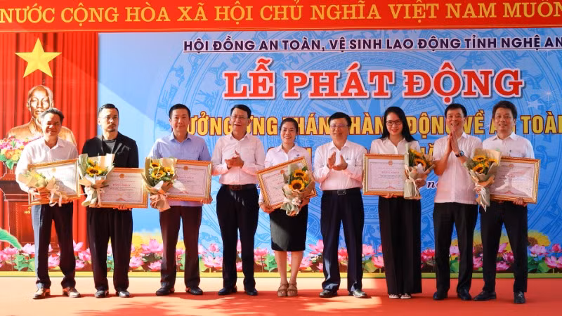 Phó Chủ tịch Ủy ban nhân dân tỉnh Nghệ An Bùi Đình Long trao Bằng khen của Ủy ban nhân dân tỉnh cho 6 tập thể có thành xuất sắc trong công tác an toàn vệ sinh lao động năm 2024.