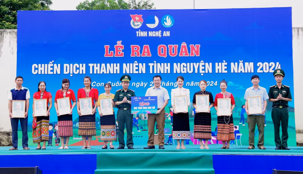 Đại diện lãnh đạo Bộ đội Biên phòng Nghệ An trao tặng 100 ảnh chân dung Bác Hồ. Đại diện lãnh đạo Bộ đội Biên phòng Nghệ An trao tặng 100 ảnh chân dung Bác Hồ.