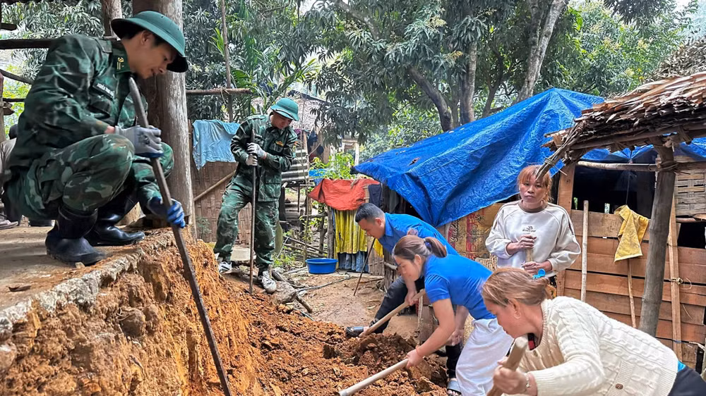 Chi đoàn Đồn Biên phòng Tam Quang cùng Đoàn Thanh niên, Hội Phụ nữ, Hội Nông dân bản Tân Hương (xã Tam Quang, huyện Tương Dương) tổ chức khởi công, xây dựng nhà tình nghĩa cho gia đình ông Vi Công Oanh, hộ nghèo neo đơn.