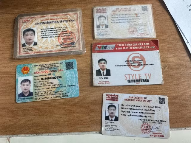 Một số giấy tờ liên quan hoạt động báo chí của Lưu Khắc Tùng. (Ảnh: Công an Nghệ An cung cấp)