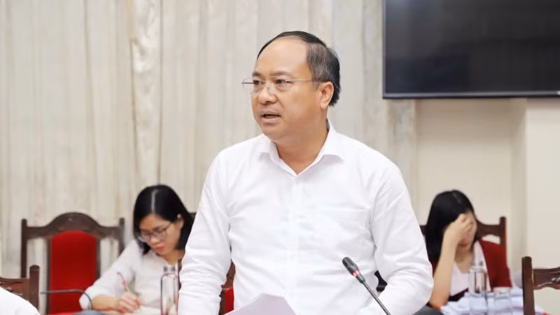 Giám đốc Sở Nội vụ Nguyễn Viết Hưng trình bày Tờ trình về việc ban hành Quyết định thành lập Ban Chỉ đạo.