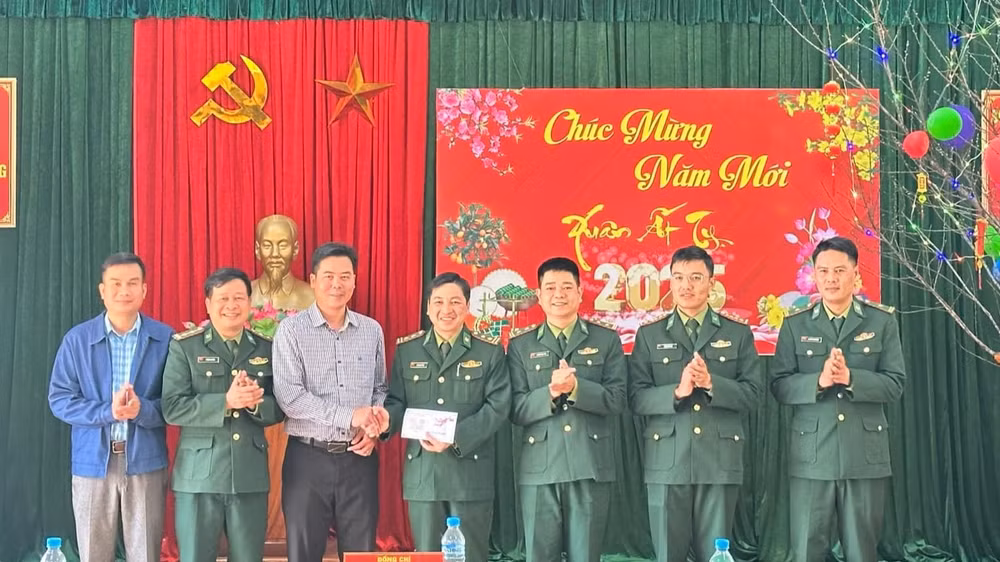 Đoàn công tác huyện Tương Dương đến thăm, chúc Tết cán bộ, chiến sĩ Đồn Biên phòng Tam Quang. Đoàn công tác huyện Tương Dương đến thăm, chúc Tết cán bộ, chiến sĩ Đồn Biên phòng Tam Quang.