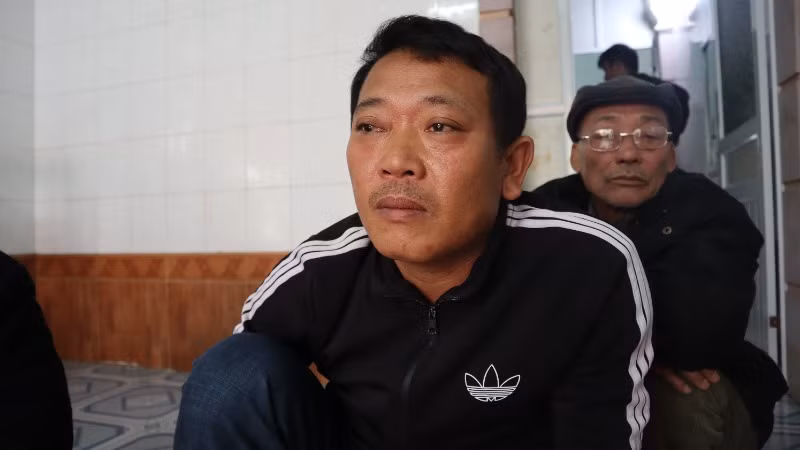 Ông Lê Văn Thân (bố của anh Lê Tuấn Anh) thất thần ngóng chờ tin con.
