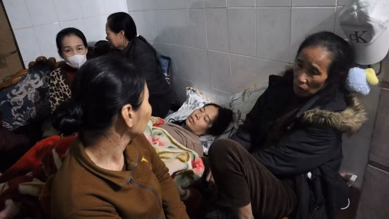 Mẹ của thuyền viên Lê Tuấn Anh suy sụp trước tin con trai mình bị nạn.