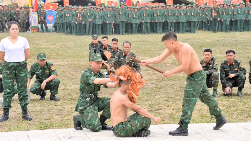 Hoạt động đồng diễn võ thuật, khí công, múa hát tập thể, tạo khí thế thi đua sôi nổi, động viên, khích lệ tinh thần cán bộ, nhân viên, chiến sĩ. Hoạt động đồng diễn võ thuật, khí công, múa hát tập thể, tạo khí thế thi đua sôi nổi, động viên, khích lệ tinh thần cán bộ, nhân viên, chiến sĩ.