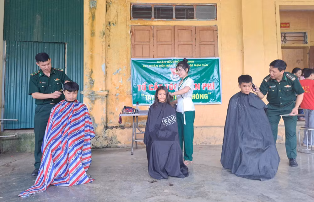Chi đoàn Đồn Biên phòng Cửa khẩu quốc tế Nậm Cắn cùng Huyện đoàn Kỳ Sơn và Trường phổ thông dân tộc bán trú trung học cơ sở Nậm Cắn tổ chức cắt tóc miễn phí cho các em học sinh trước thềm năm học mới.
