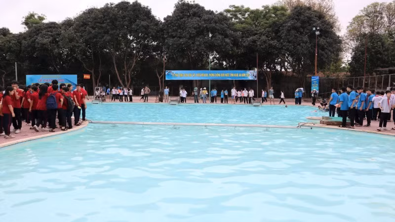 Phổ biến kỹ năng bơi, xử lý tình huống cho các em học sinh tại hồ bơi.