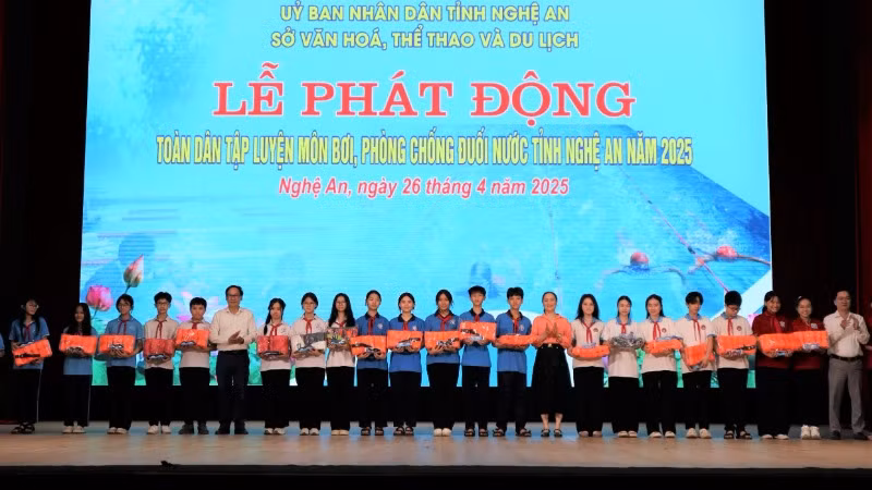 Tại Lễ phát động, Ban tổ chức đã trao tặng hàng trăm áo phao, kính bơi... cho các trường học và các em học sinh.