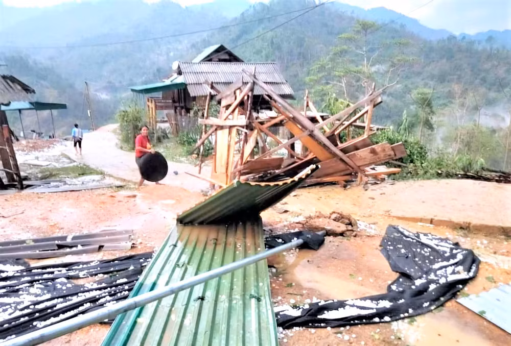 Nhiều nhà dân, trường học trên địa bàn huyện Kỳ Sơn bị hư hỏng nặng. Nhiều nhà dân, trường học trên địa bàn huyện Kỳ Sơn bị hư hỏng nặng.