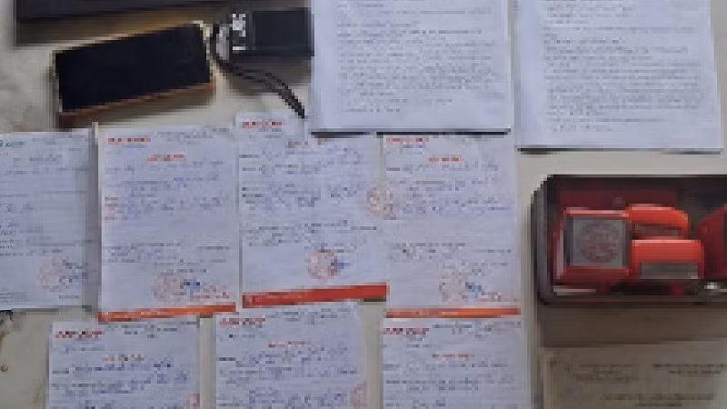 Một số giấy giới thiệu của cơ quan báo chí và vật chứng liên quan, được tìm thấy tại nhà Nguyễn Kim Tiến. (Ảnh: Công an Nghệ An cung cấp).