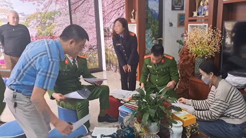Cơ quan chức năng khám xét nơi ở của Nguyễn Kim Tiến. (Ảnh: Công an Nghệ An cung cấp).