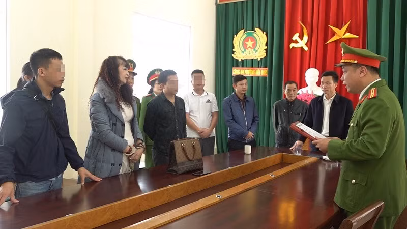 Cơ quan chức năng đọc lệnh giữ người trong trường hợp khẩn cấp đối với Nguyễn Kim Tiến. (Ảnh: Công an Nghệ An cung cấp).