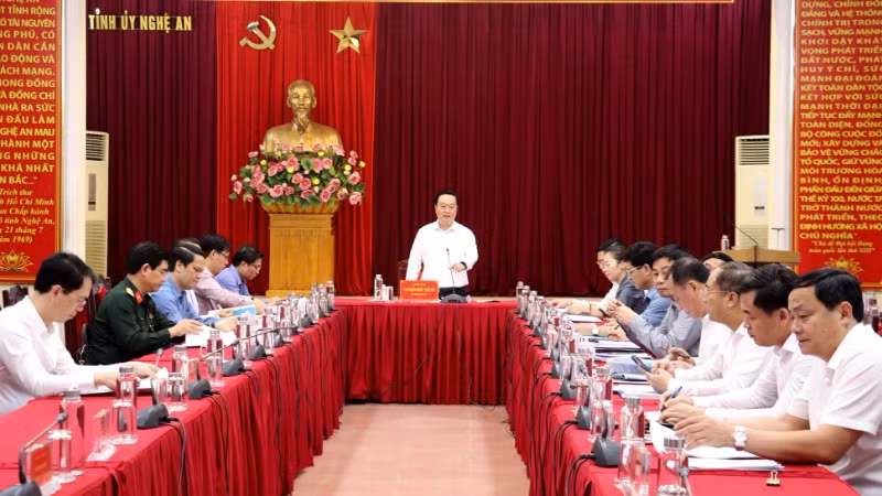Đồng chí Nguyễn Đức Trung, Bí thư Tỉnh ủy Nghệ An, chủ trì phiên họp thường kỳ tháng 3 của Ban Thường vụ Tỉnh ủy.